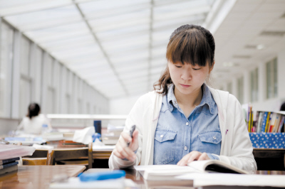 海洋大学女大学生.jpg